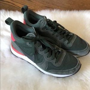 Midtop Nike tennis shoes